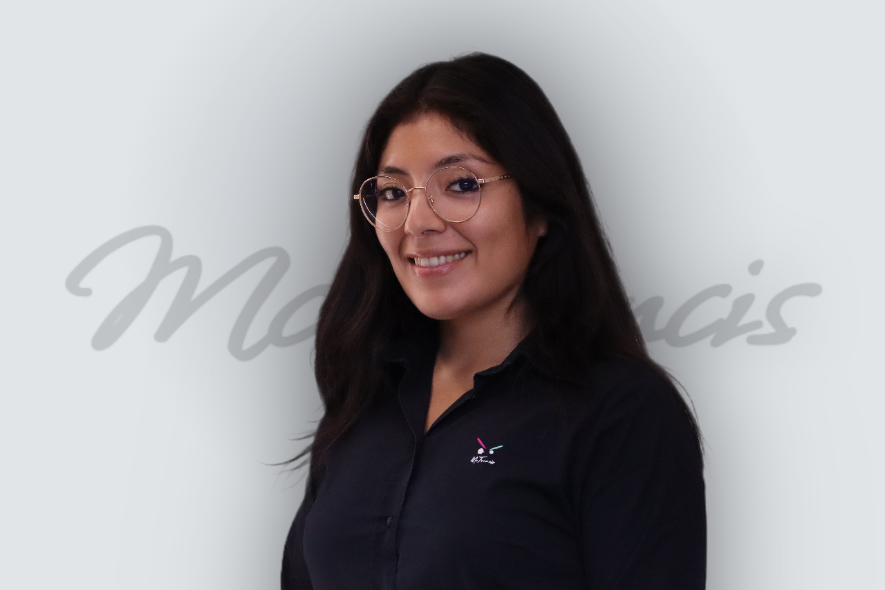 Alexandra Vargas, Marketing Specialist van McFrancis, poserend in een professionele houding met een glimlach