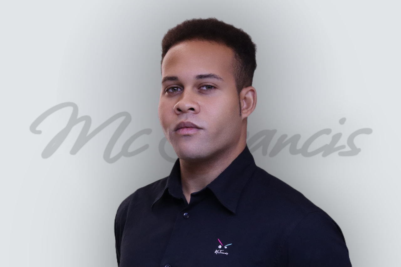 Steven Di Francesca, Founder en Visionair van McFrancis, geconcentreerd naar beneden kijkend